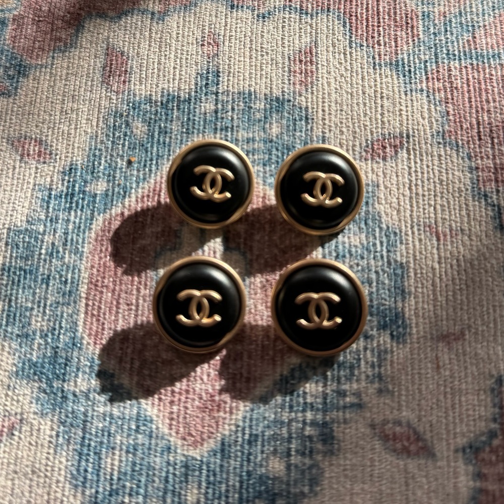 CHANEL 2 GOLD TONE, black METAL BUTTONS CC LOGO 22 MM LOT 4 vintage - Picture 2 of 4